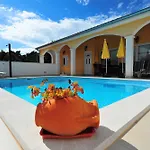 Vanilla With Heated Pool Apartman *