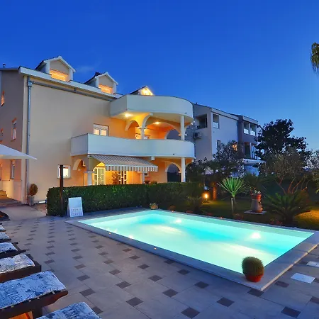 Vanilla With Heated Pool Appartement Zadar