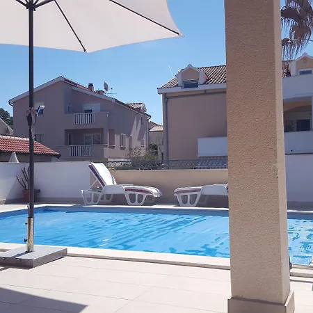 Vanilla With Heated Pool *