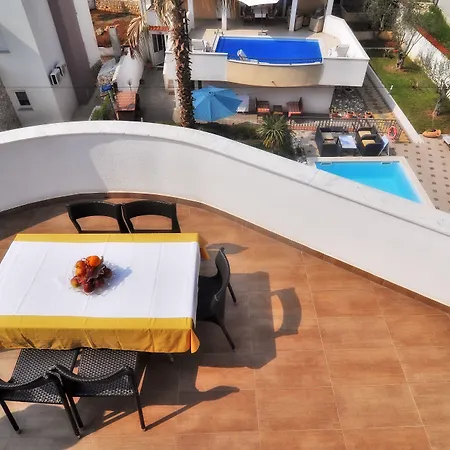 Vanilla With Heated Pool Задар