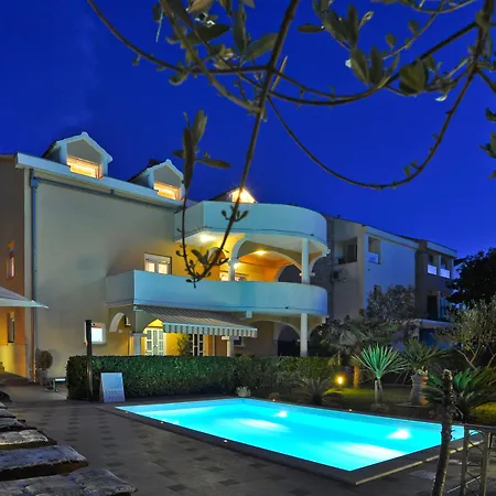 Vanilla With Heated Pool Задар