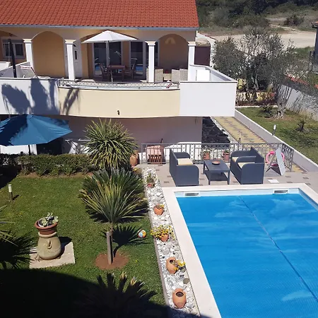 Vanilla With Heated Pool Апартаменти Задар