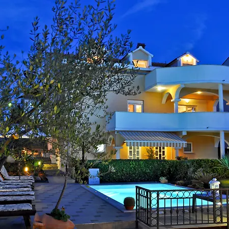 아파트 Vanilla With Heated Pool 자다르