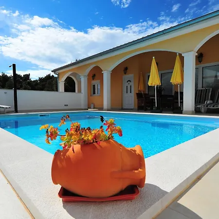 Vanilla With Heated Pool Апартаменти *