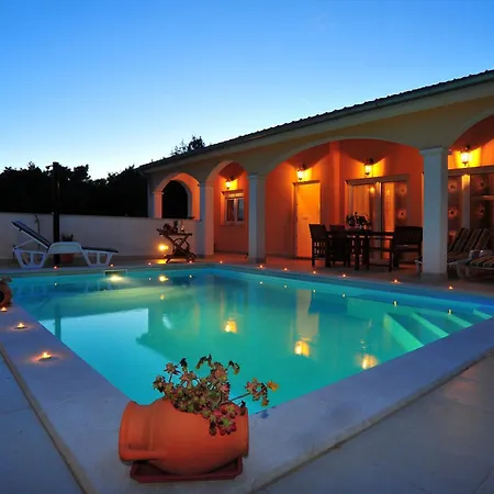 Vanilla With Heated Pool Апартаменти Задар