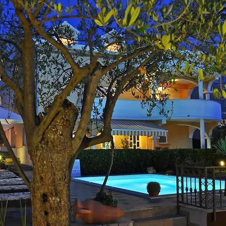 Vanilla With Heated Pool